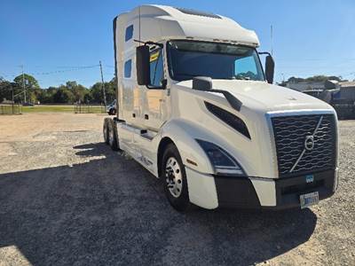 Volvo VNL64760 Sleeper Semi Truck - 70" Integral Sleeper, 455HP, 12 Speed Automatic