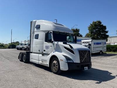 Volvo VNL64760 Sleeper Semi Truck - 70" Integral Sleeper, 455HP, 12 Speed Automatic