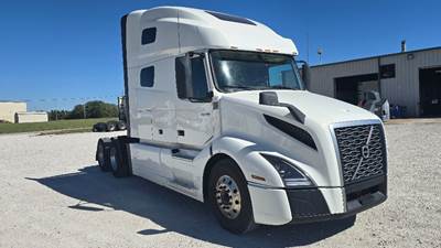 Volvo VNL64760 Sleeper Semi Truck - 70" Integral Sleeper, 455HP, 12 Speed Automatic