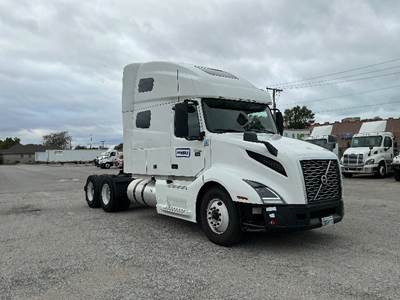 Volvo VNL64760 Sleeper Semi Truck - 70" Integral Sleeper, 455HP, 12 Speed Automatic