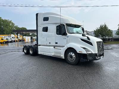 Volvo VNL64760 Sleeper Semi Truck - 70" Integral Sleeper, 405HP, 12 Speed Automatic