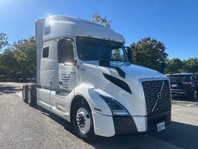 Volvo VNL64760 Sleeper Semi Truck - 70" Integral Sleeper, 455HP, 12 Speed Automatic
