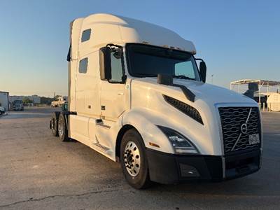Volvo VNL64760 Sleeper Semi Truck - 70" Integral Sleeper, 405HP, 12 Speed Automatic