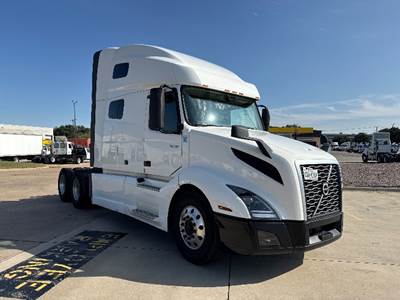 Volvo VNL64760 Sleeper Semi Truck - 70" Integral Sleeper, 405HP, 12 Speed Automatic