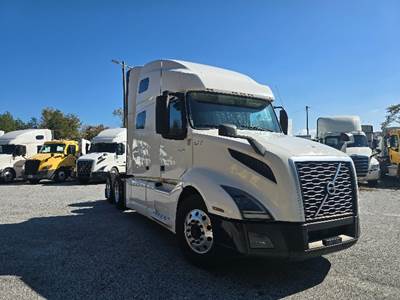 Volvo VNL64760 Sleeper Semi Truck - 70" Integral Sleeper, 405HP, 12 Speed Automatic