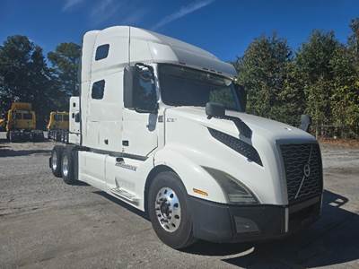Volvo VNL64760 Sleeper Semi Truck - 70" Integral Sleeper, 405HP, 12 Speed Automatic