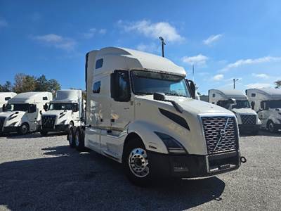 Volvo VNL64760 Sleeper Semi Truck - 70" Integral Sleeper, 405HP, 12 Speed Automatic