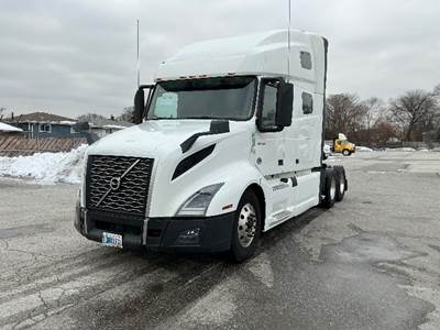 Volvo VNL64760 Sleeper Semi Truck - 70" Integral Sleeper, 405HP, 12 Speed Automatic