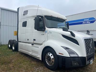 Volvo VNL64760 Sleeper Semi Truck - 70" Integral Sleeper, 405HP, 12 Speed Automatic