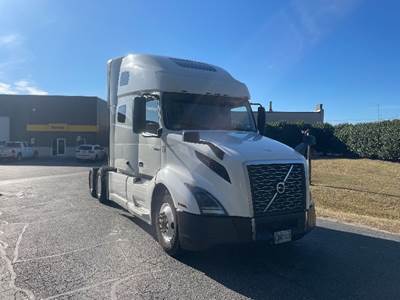 Volvo VNL64760 Sleeper Semi Truck - 70" Integral Sleeper, 455HP, 12 Speed Automatic