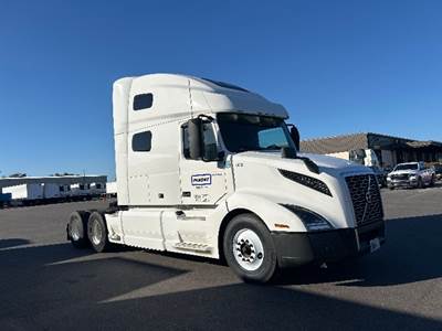 Volvo VNL64760 Sleeper Semi Truck - 70" Integral Sleeper, 455HP, 12 Speed Automatic