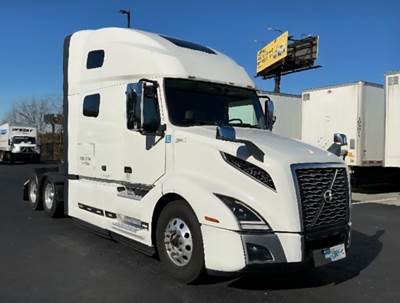 Volvo VNL64760 Sleeper Semi Truck - 70" Integral Sleeper, 455HP, 13 Speed Automatic
