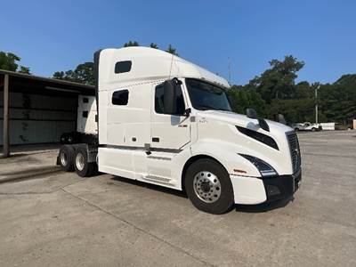 Volvo VNL64760 Sleeper Semi Truck - 70" Integral Sleeper, 455HP, 12 Speed Automatic
