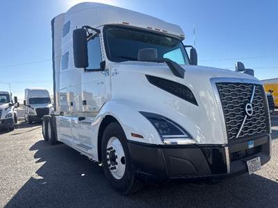 Volvo VNL64760 Sleeper Semi Truck - 70" Integral Sleeper, 455HP, 12 Speed Automatic