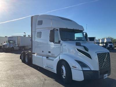 Volvo VNL64760 Sleeper Semi Truck - 70" Integral Sleeper, 455HP, 12 Speed Automatic