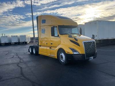 Volvo VNL64760 Sleeper Semi Truck - 70" Integral Sleeper, 455HP, 12 Speed Automatic