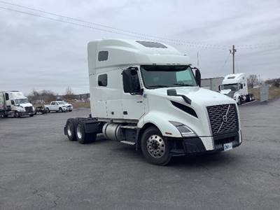Volvo VNL64760 Sleeper Semi Truck - 70" Integral Sleeper, 455HP, 12 Speed Automatic