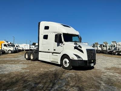 Volvo VNL64760 Sleeper Semi Truck - 70" Integral Sleeper, 455HP, 12 Speed Automatic