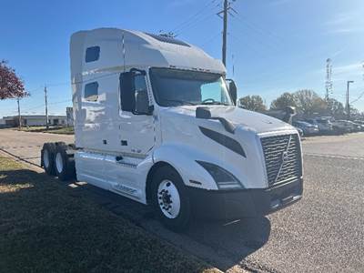 Volvo VNL64760 Sleeper Semi Truck - 70" Integral Sleeper, Cummins 450HP, 10 Speed Manual