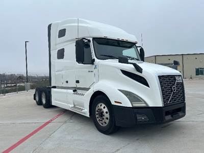 Volvo VNL64760 Sleeper Semi Truck - 70" Integral Sleeper, 405HP, 12 Speed Automatic