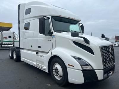 Volvo VNL64760 Sleeper Semi Truck - 70" Integral Sleeper, 455HP, 12 Speed Automatic