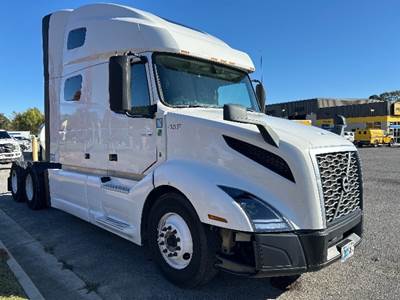 Volvo VNL64760 Sleeper Semi Truck - 70" Integral Sleeper, 455HP, 12 Speed Automatic
