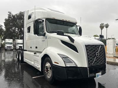 Volvo VNL64760 Sleeper Semi Truck - 70" Integral Sleeper, 455HP, 12 Speed Automatic