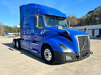 Volvo VNL64760 Sleeper Semi Truck - 70" Integral Sleeper, 455HP, 12 Speed Automatic