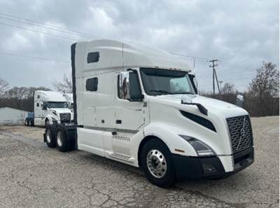 Volvo VNL64760 Sleeper Semi Truck - 70" Integral Sleeper, Cummins 450HP, 10 Speed Manual