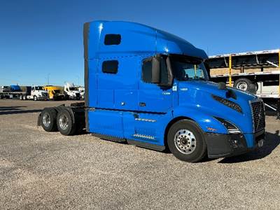 Volvo VNL64760 Sleeper Semi Truck - 70" Integral Sleeper, 425HP, 12 Speed Automatic
