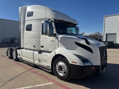 Volvo VNL64760 Sleeper Semi Truck - 70" Integral Sleeper, 455HP, 12 Speed Automatic