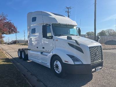 Volvo VNL64760 Sleeper Semi Truck - 70" Integral Sleeper, Cummins 450HP, 10 Speed Manual