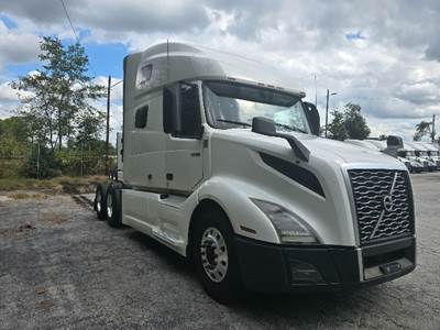 Volvo VNL64760 Sleeper Semi Truck - 70" Integral Sleeper, 405HP, 12 Speed Automatic