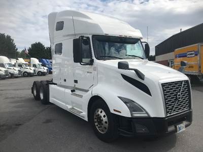 Volvo VNL64760 Sleeper Semi Truck - 70" Integral Sleeper, 405HP, 12 Speed Automatic