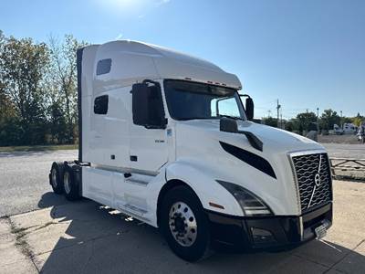 Volvo VNL64760 Sleeper Semi Truck - 70" Integral Sleeper, 405HP, 12 Speed Automatic