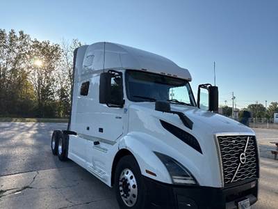 Volvo VNL64760 Sleeper Semi Truck - 70" Integral Sleeper, 405HP, 12 Speed Automatic