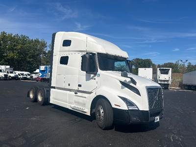 Volvo VNL64760 Sleeper Semi Truck - 70" Integral Sleeper, 405HP, 12 Speed Automatic