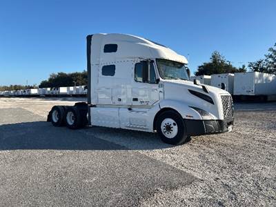 Volvo VNL64760 Sleeper Semi Truck - 70" Integral Sleeper, 455HP, 12 Speed Automatic