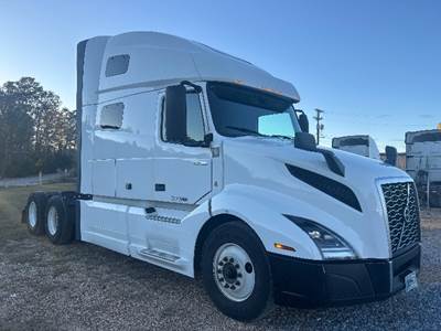 Volvo VNL64760 Sleeper Semi Truck - 70" Integral Sleeper, 455HP, 12 Speed Automatic