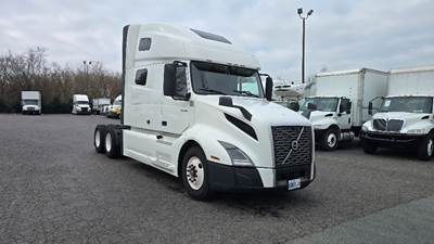 Volvo VNL64760 Sleeper Semi Truck - 70" Integral Sleeper, 455HP, 12 Speed Automatic