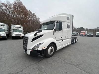 Volvo VNL64760 Sleeper Semi Truck - 70" Integral Sleeper, 455HP, 12 Speed Automatic