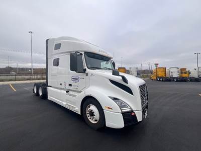 Volvo VNL64760 Sleeper Semi Truck - 70" Integral Sleeper, 455HP, 12 Speed Automatic