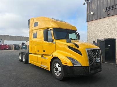 Volvo VNL64760 Sleeper Semi Truck - 70" Integral Sleeper, 455HP, 12 Speed Automatic