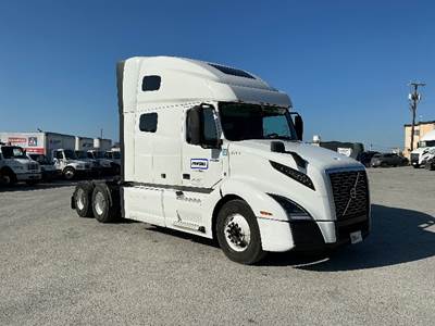 Volvo VNL64760 Sleeper Semi Truck - 70" Integral Sleeper, 455HP, 12 Speed Automatic