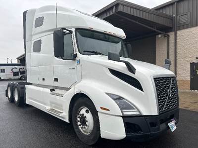 Volvo VNL64760 Sleeper Semi Truck - 70" Integral Sleeper, 455HP, 12 Speed Automatic