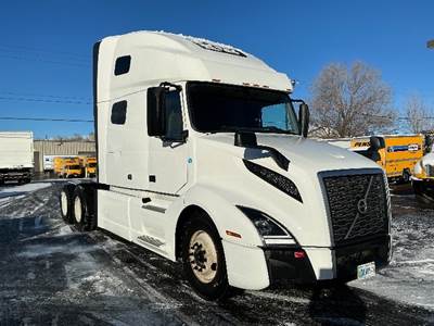 Volvo VNL64760 Sleeper Semi Truck - 70" Integral Sleeper, 455HP, 12 Speed Automatic
