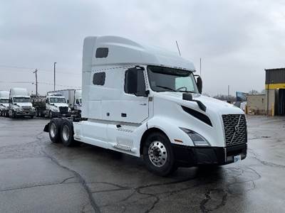 Volvo VNL64760 Sleeper Semi Truck - 70" Integral Sleeper, 455HP, 12 Speed Automatic