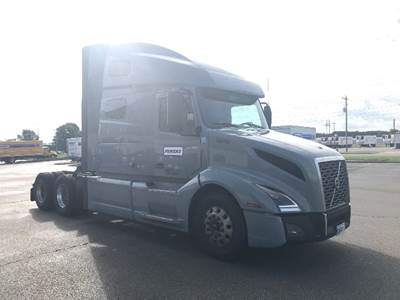 Volvo VNL64760 Sleeper Semi Truck - 70" Integral Sleeper, 455HP, 12 Speed Automatic