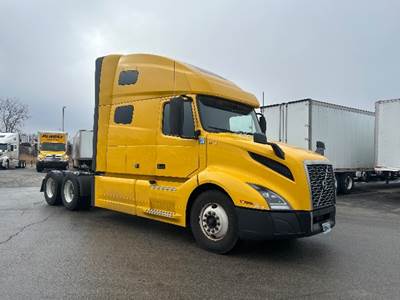 Volvo VNL64760 Sleeper Semi Truck - 70" Integral Sleeper, 455HP, 12 Speed Automatic
