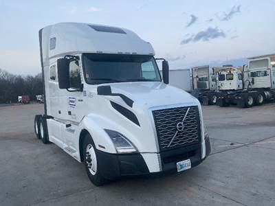 Volvo VNL64760 Sleeper Semi Truck - 70" Integral Sleeper, 455HP, 12 Speed Automatic